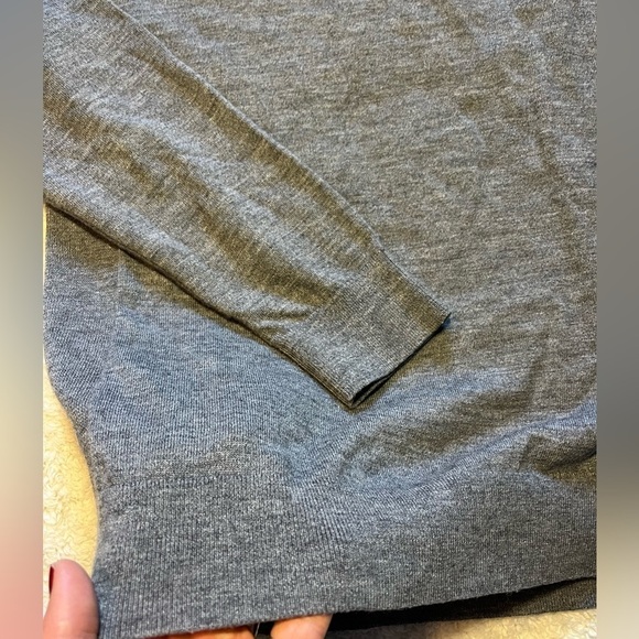 Men’s Express V-neck Merino Wool Blend Sweater - Picture 3 of 4